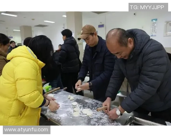 体育课后食堂的美味时光与同学们的欢声笑语